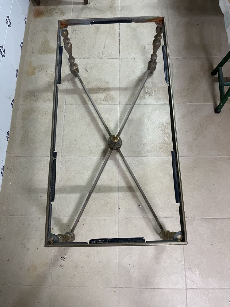 Mesa de café com tampo de vidro