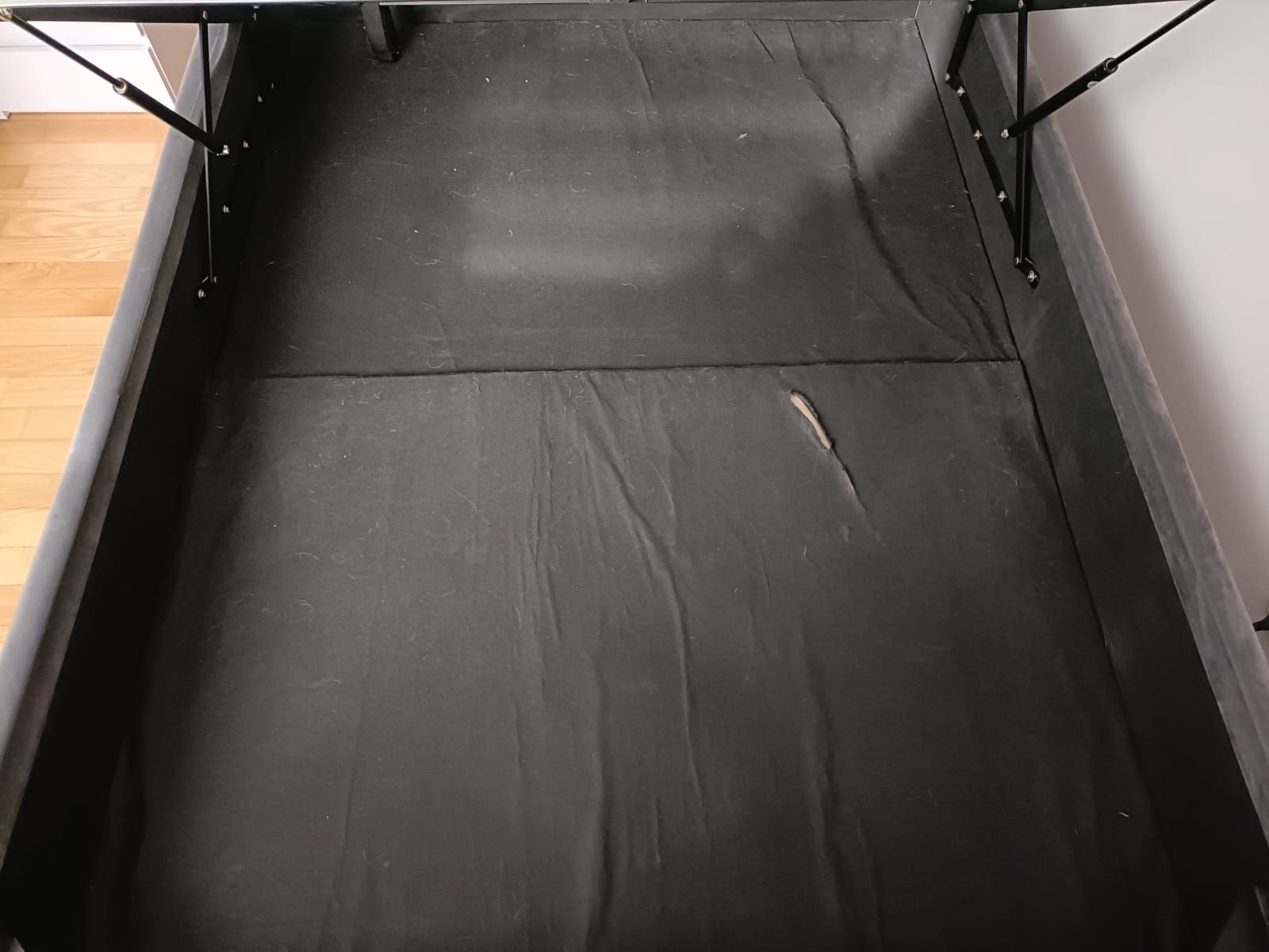 Łóżko sypialniane tapicerowane zamsz szare siwe 140 cm z materacem