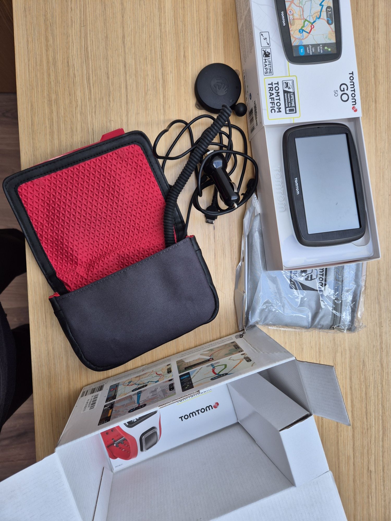 GPS tomtom go 50 com acessórios 

Inclui todos acessórios e foi actual
