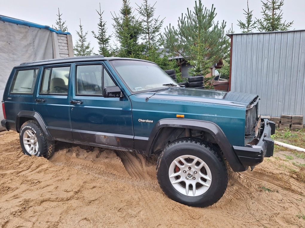 Sprzedam  na części  Jeep xj Cherokee