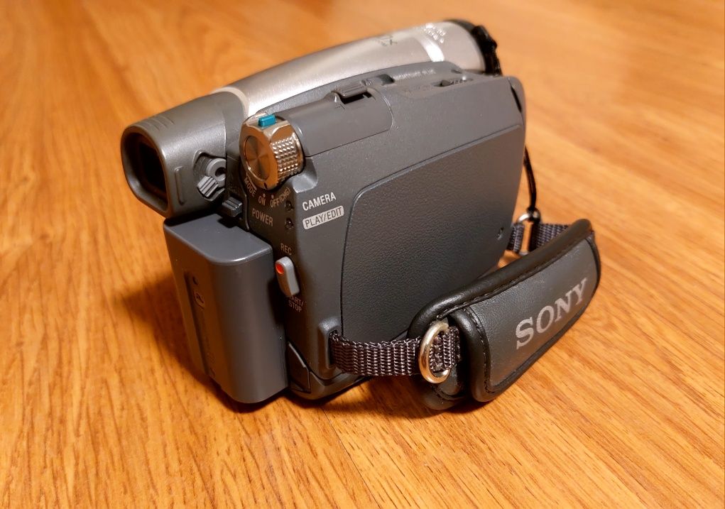 Цифрова камера Sony DCR-HC27E