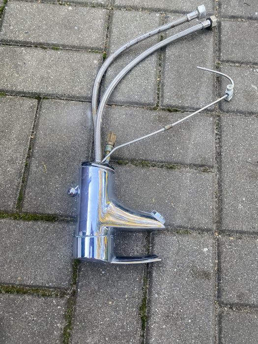 Zestaw łazienkowy , szafka wisząca z pumywalką