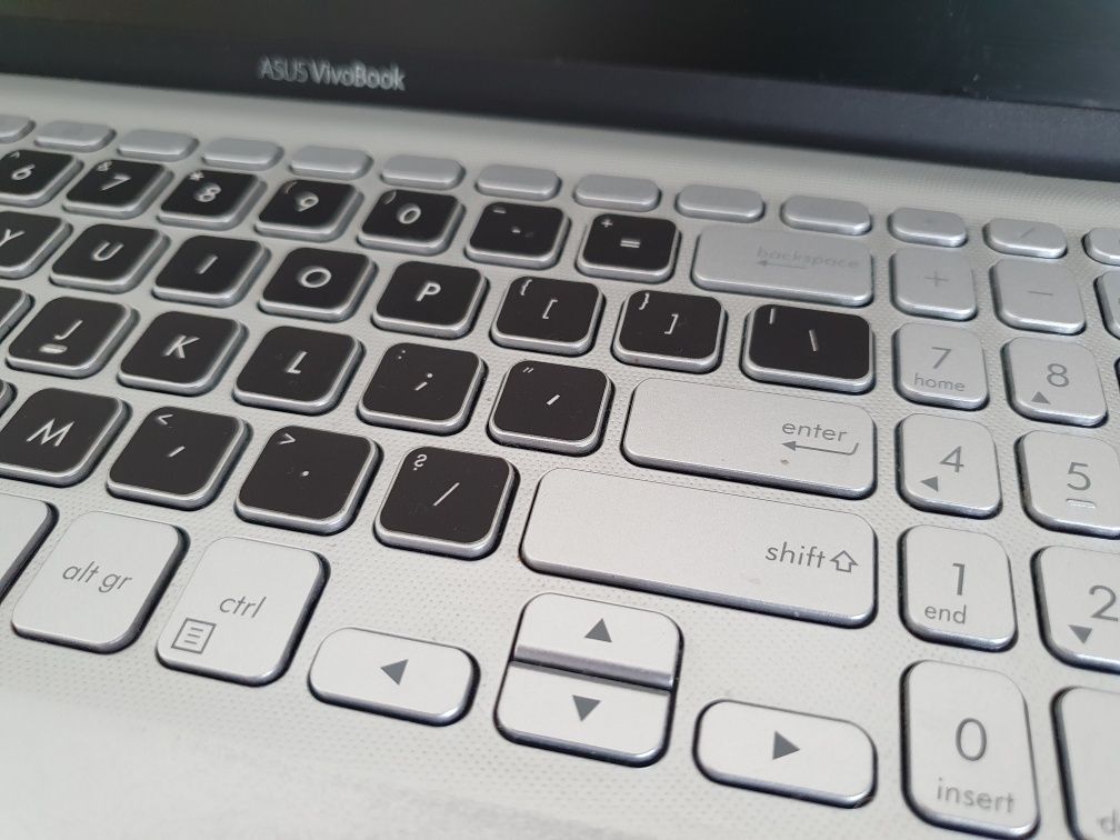 ASUS VivoBook 15 R564UA i5-8250U 8GB 256SSD Win10