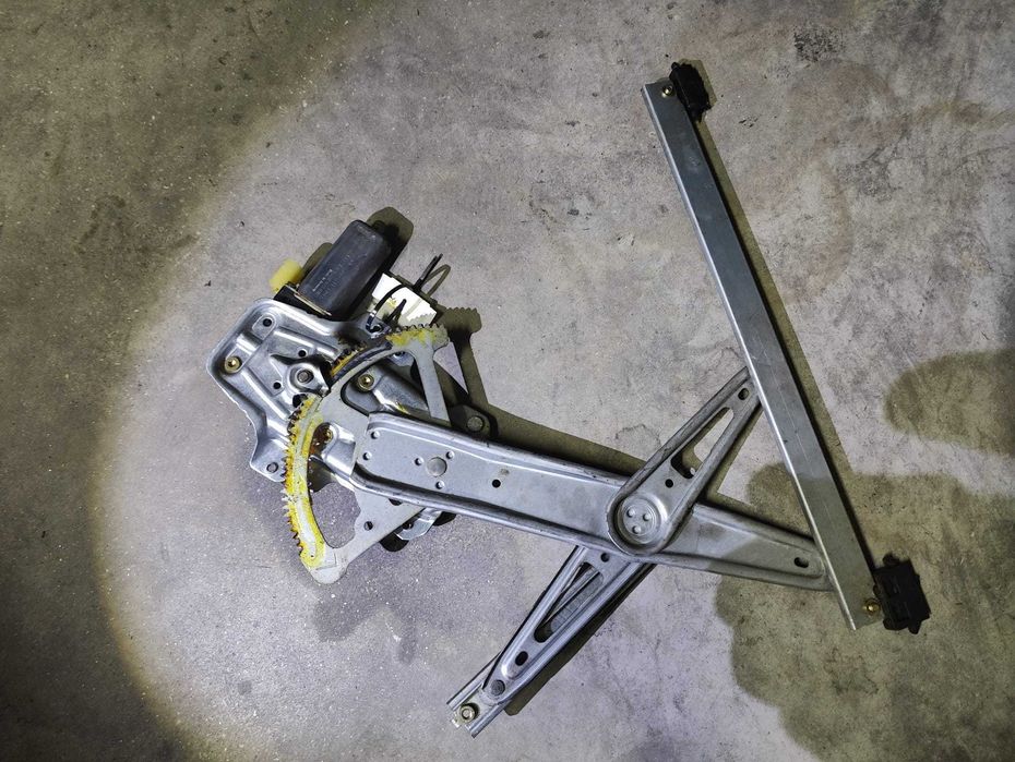 Regulador da janela do lado esquerdo usado – Toyota Yaris (1999–2005)