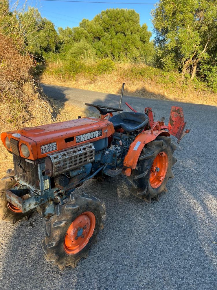 Trator Kubota B7000 4x4
