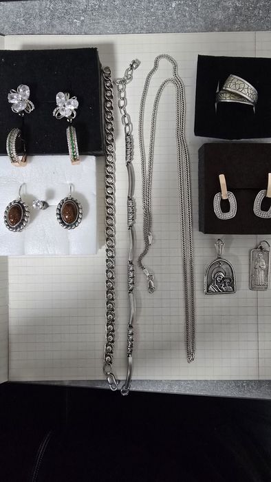 Сережки срібло золоті пластини зелені камні