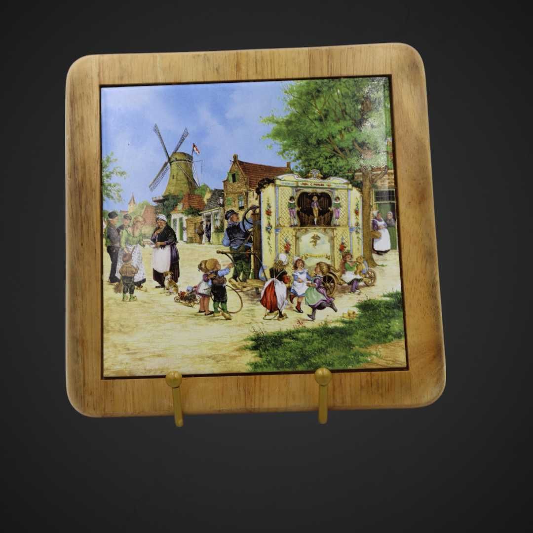 Kafel w drewnianej podstawie scenka B5/032275