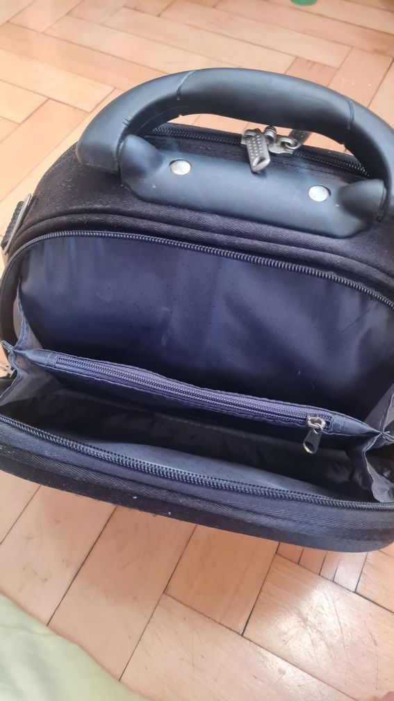 Sprzedam kuferek na kosmetyki - kosmetyczke