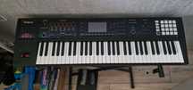 Roland FA-06 że statywem