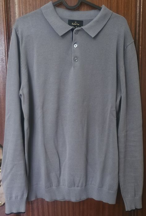 Polo de malha, de manga comprida.