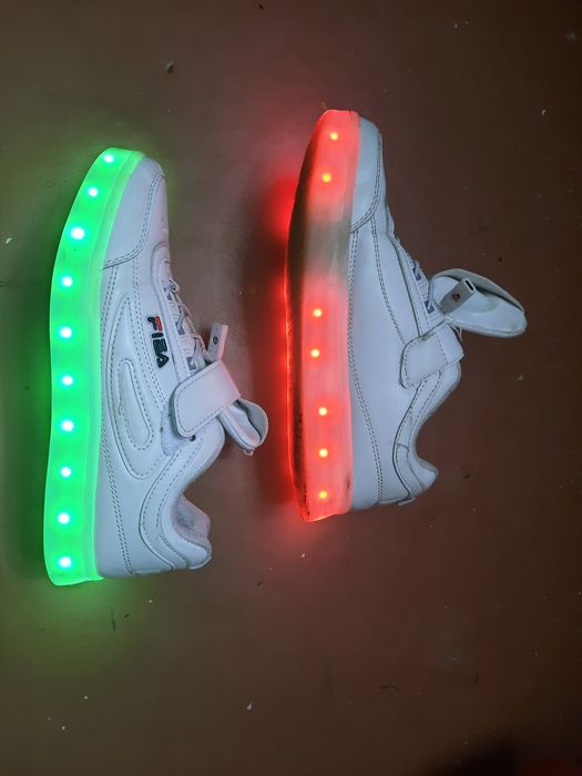 Кроссовки на девочку.