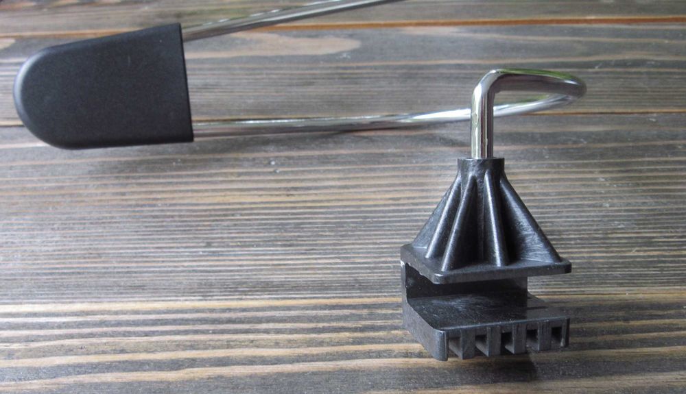 Metalowy wieszak na marynarkę .