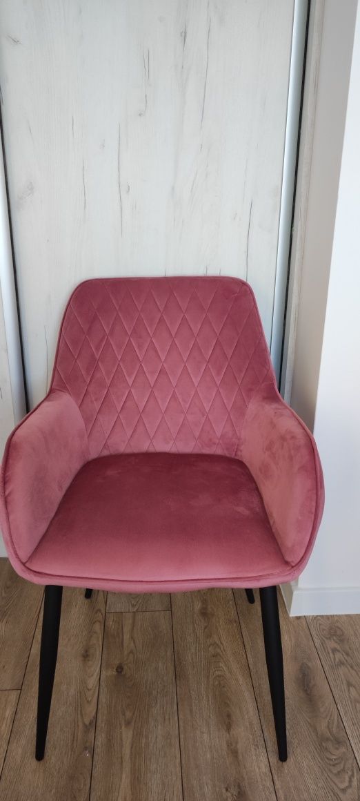 Krzesło welurowe różowe