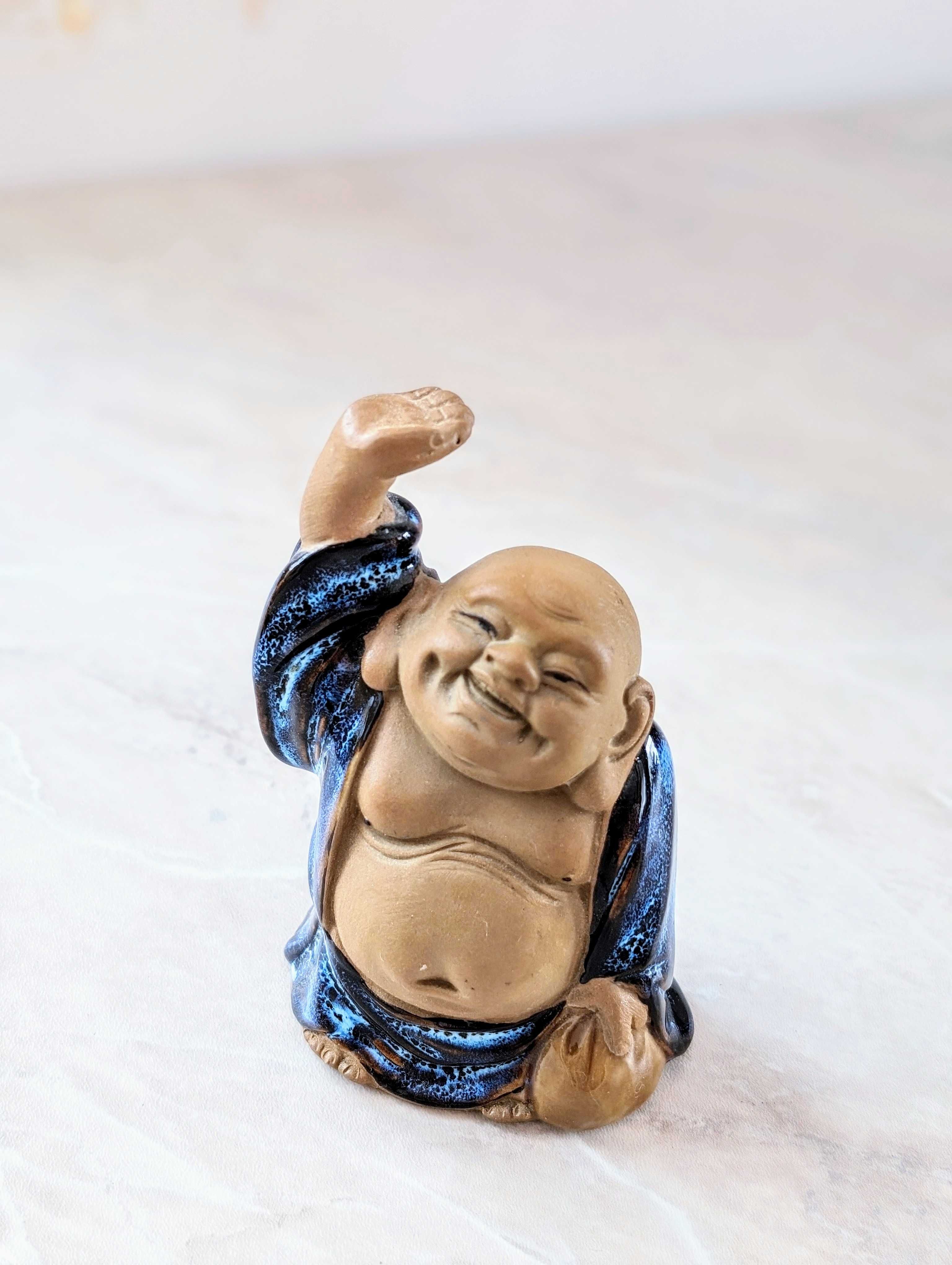 Chińska figurka uśmiechnięty budda