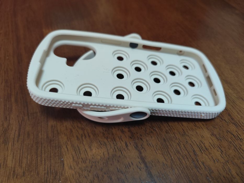 Capa iPhone 16 estilo Crocs