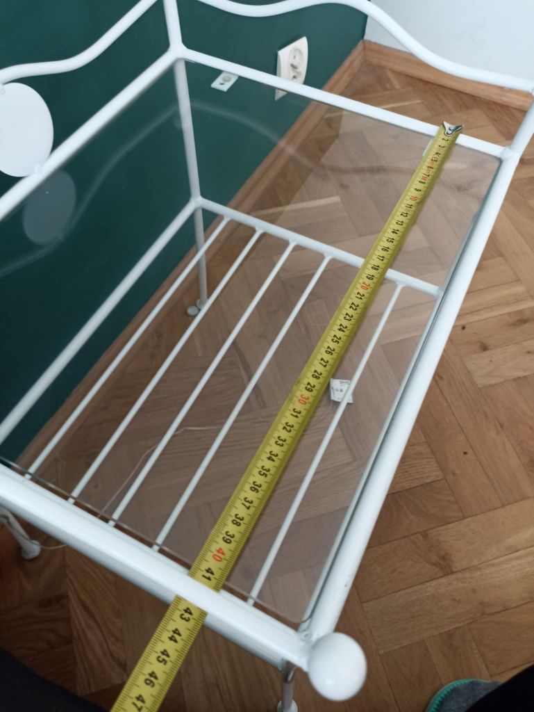 Piękne łóżko że stolikiem nocnym metaloplastyka