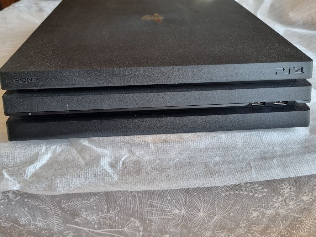 Sony Playstation 4 PRO w oryginalnym opakowaniu