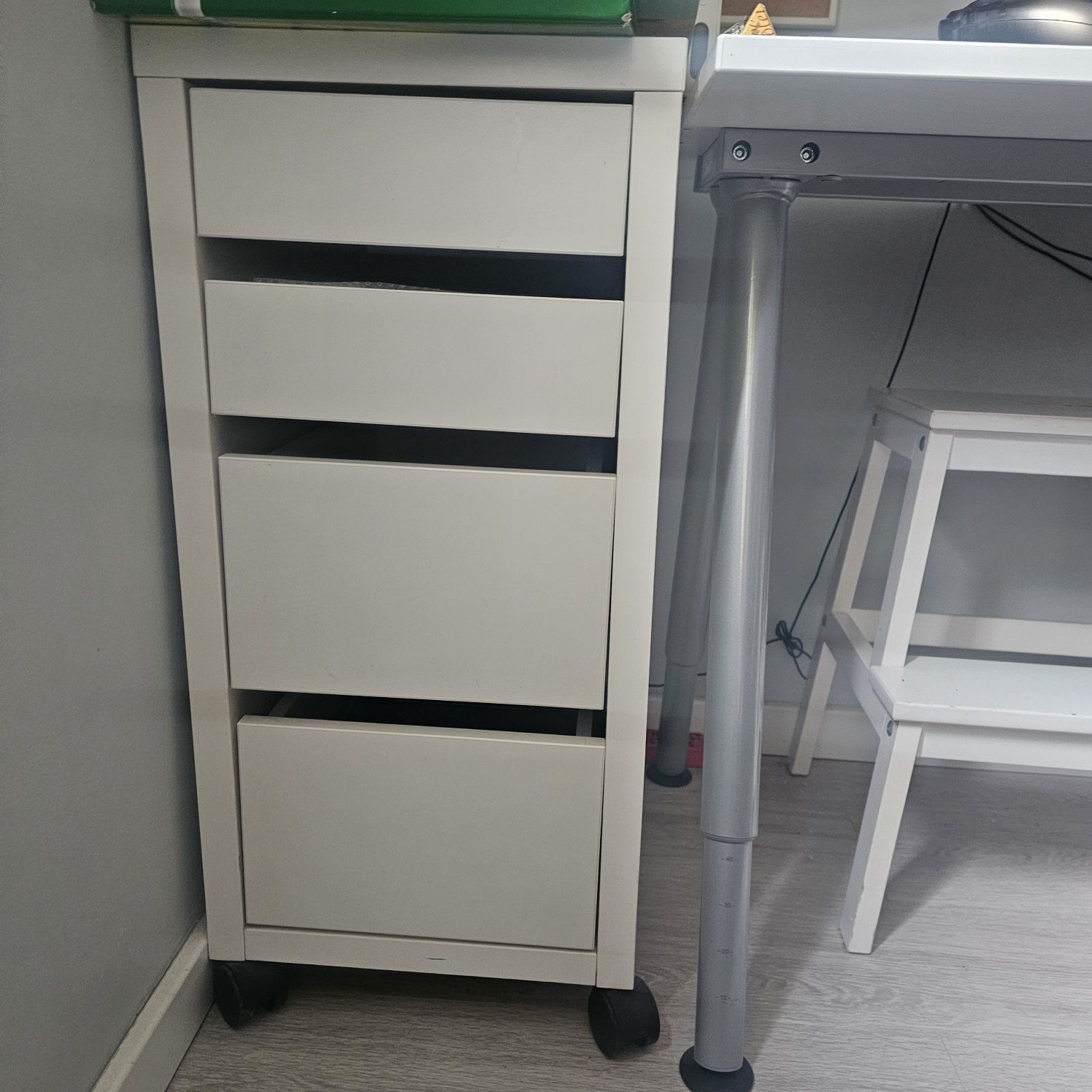 Biurko regulowanych Ikea Thyge plus szafka na książki