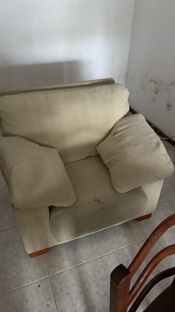 Sofá + Poltrona (necessita de limpeza)