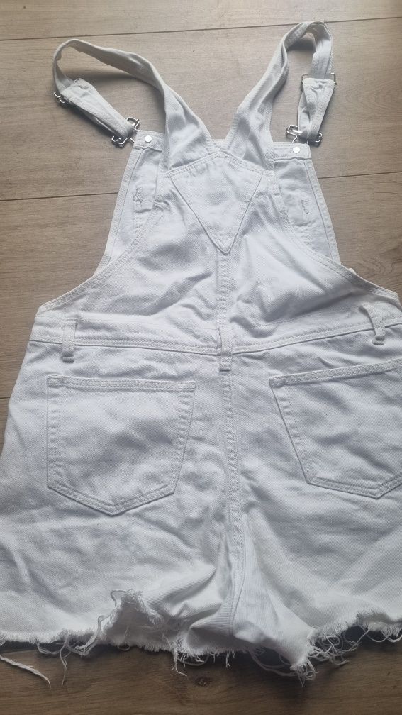 Krótkie spodenki białe ogrodniczki BERSHKA rozm. 36