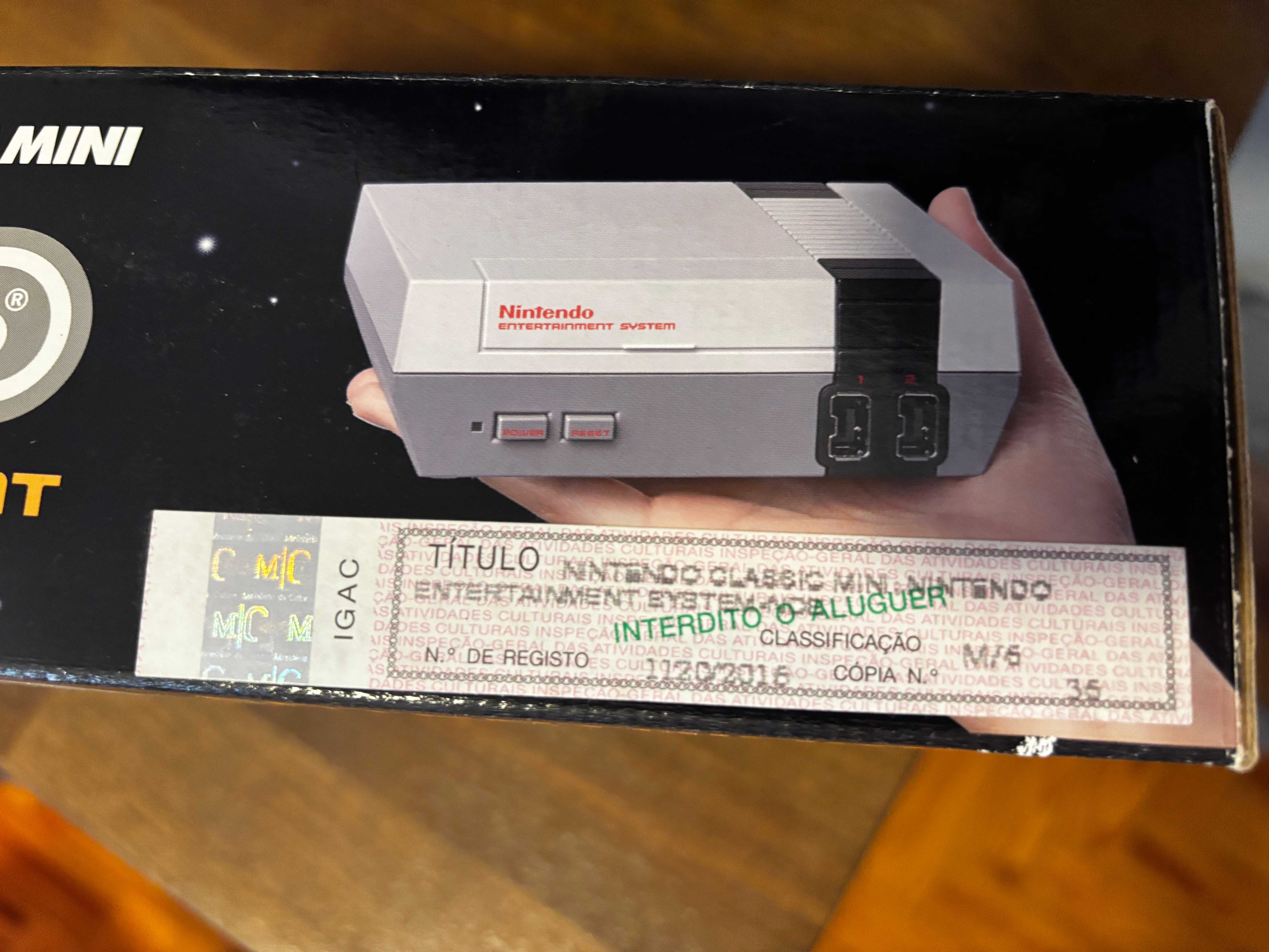 Nintendo Classic Mini com 2 comandos