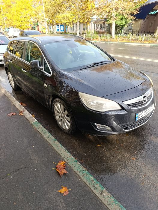 OPEL astra sports tourer 2011г.