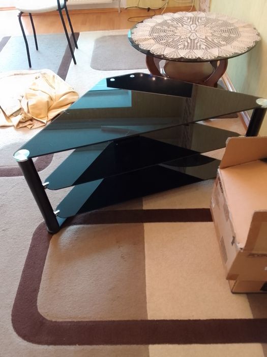 Столик кутовий. Тумбочка скляна для телевізора. В ідеальному стані.