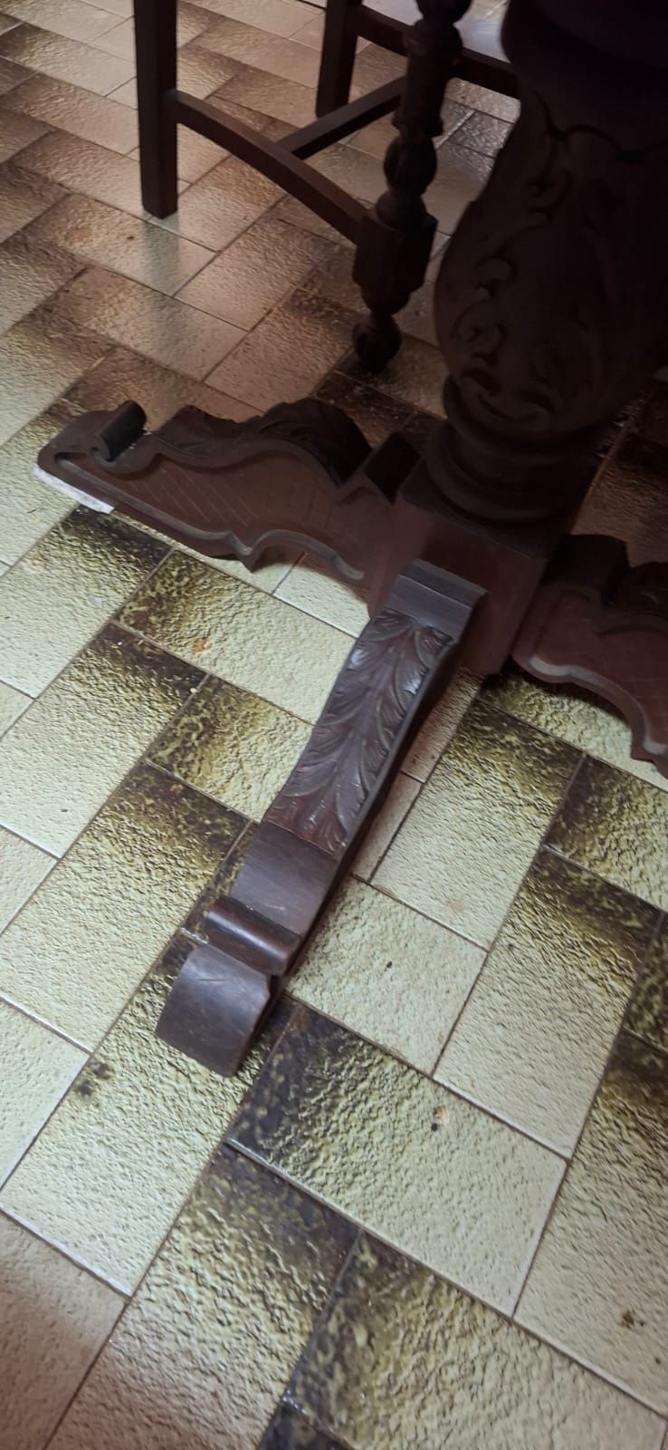 Mesa madeira maciça com  8 cadeiras 8 cadeiras