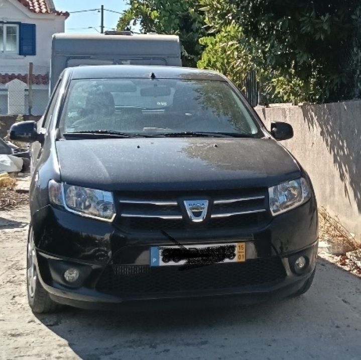 dacia Sandero preto