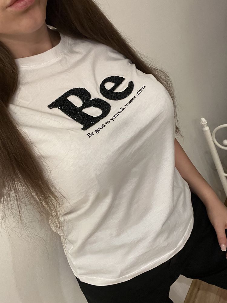T-shirt damski bialy z czarnym napisem metka nowy S