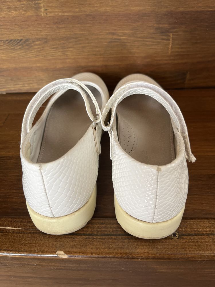 Дитячі нарядні туфлі білі