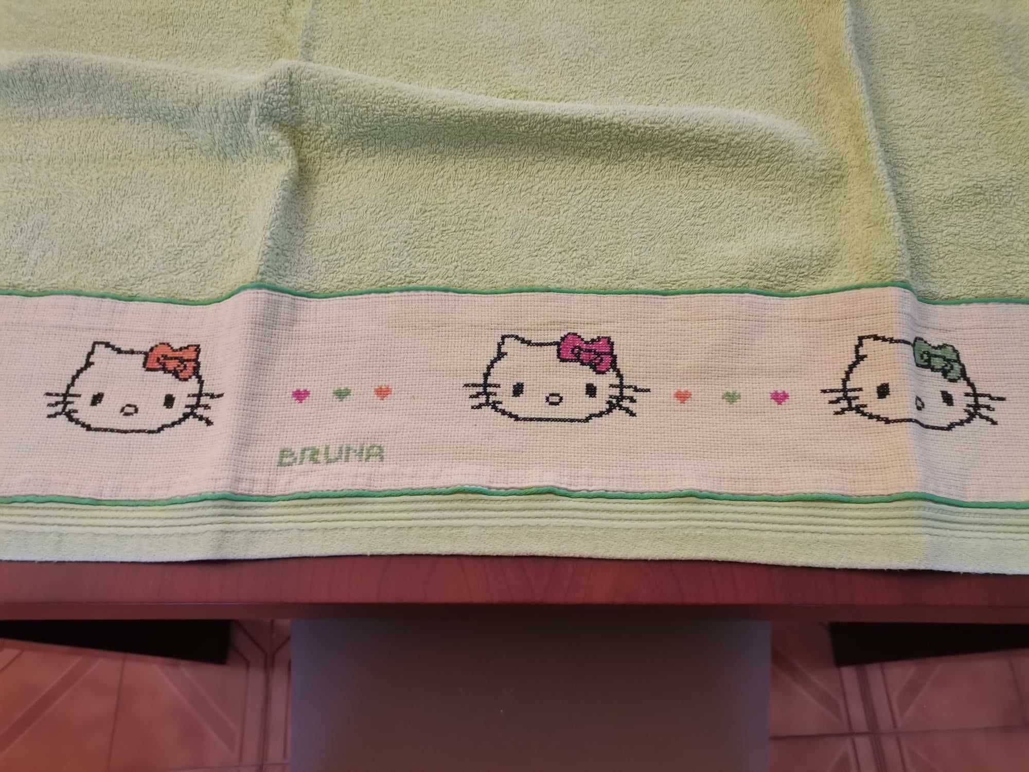 Conjunto toalha e fronhas de almofadas "Hello Kitty"