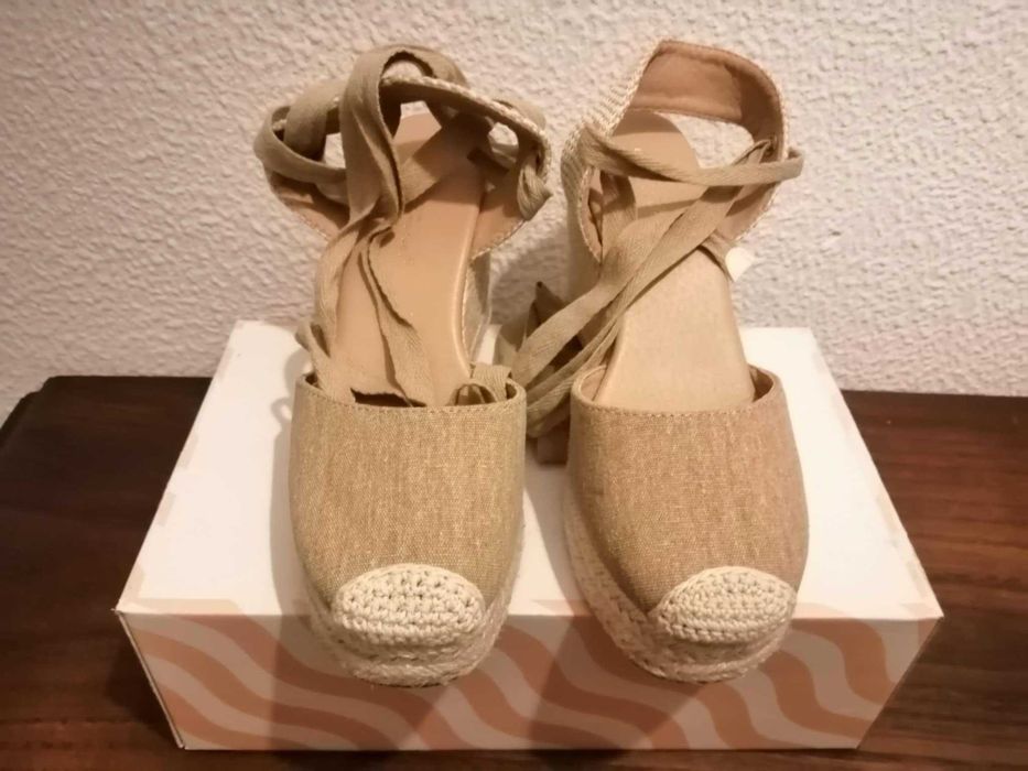 Sapatos de cunha Novos