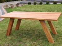 Stół drewniany z nogami