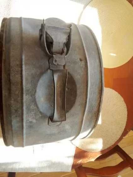 kanister pochodzący z Francji 1 i dwie dodatkowe ze II WS