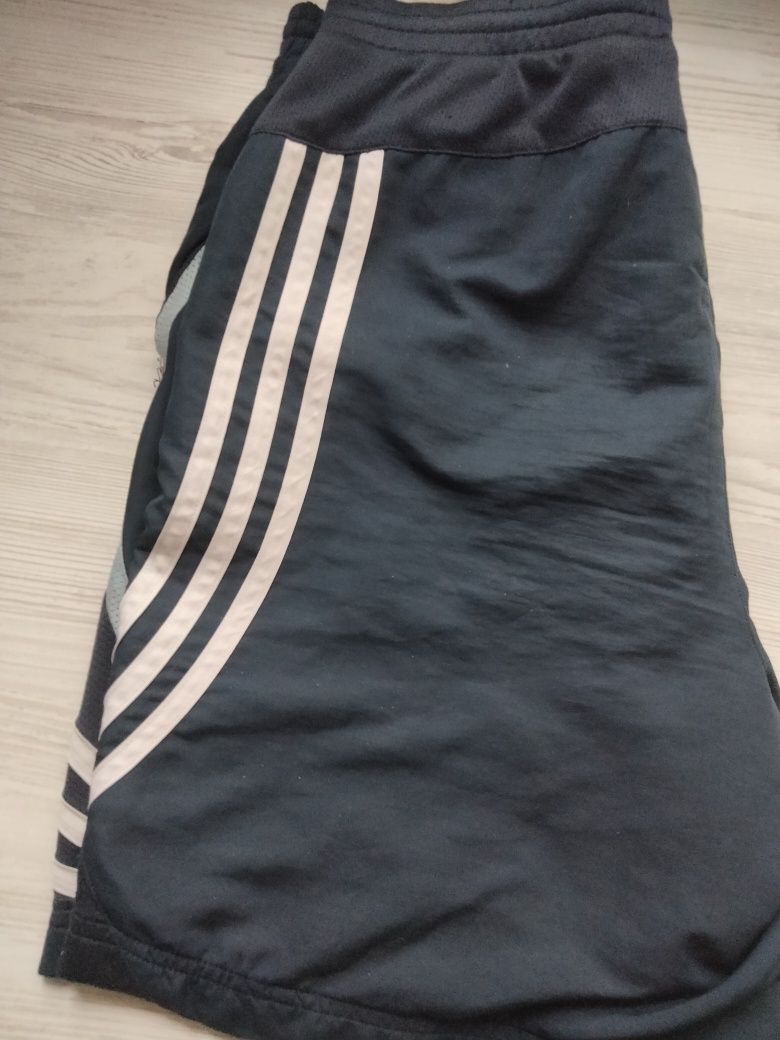 Оригінальні шорти бренду adidas