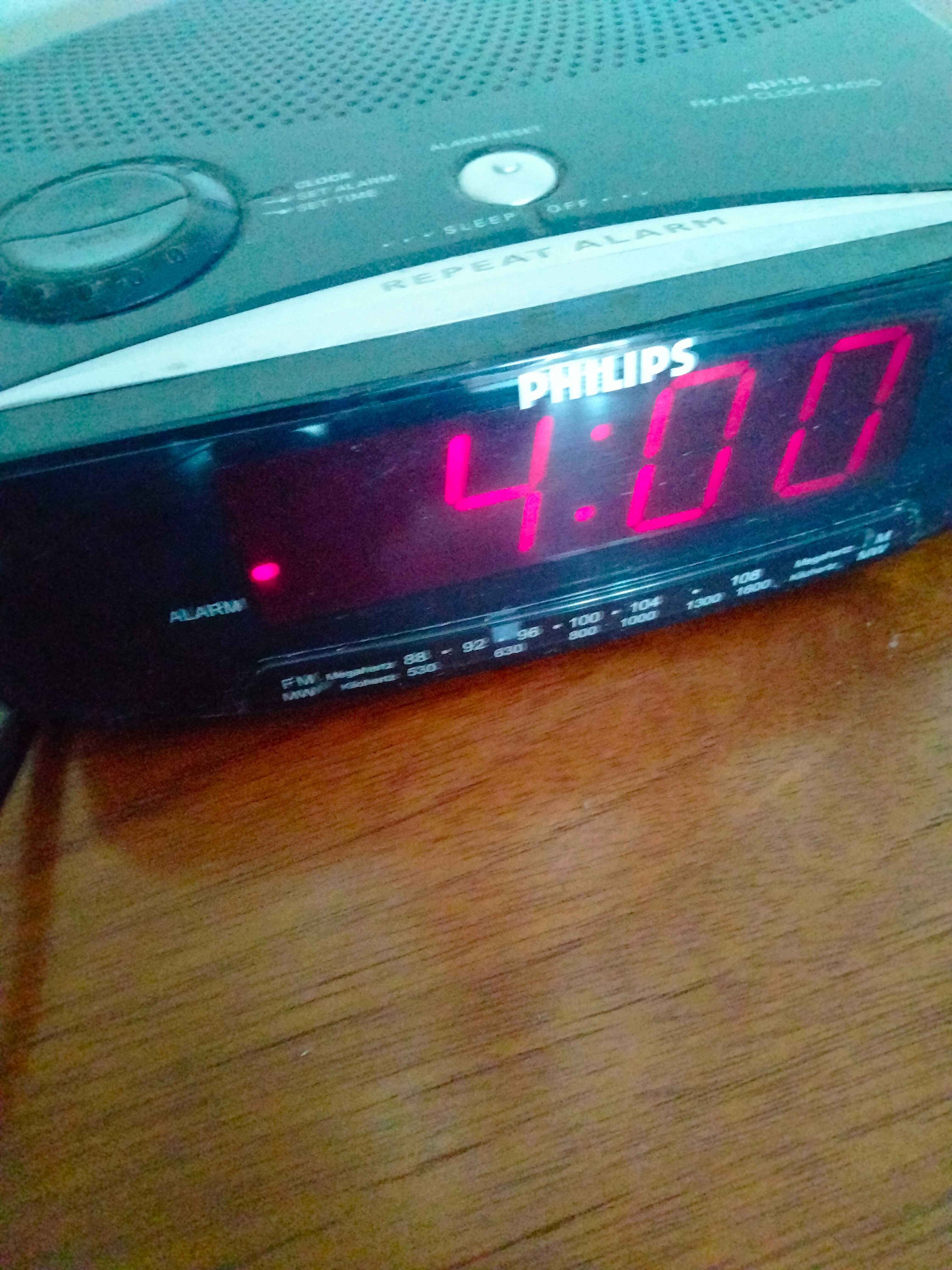 Radio z budzikiem Philips czarne