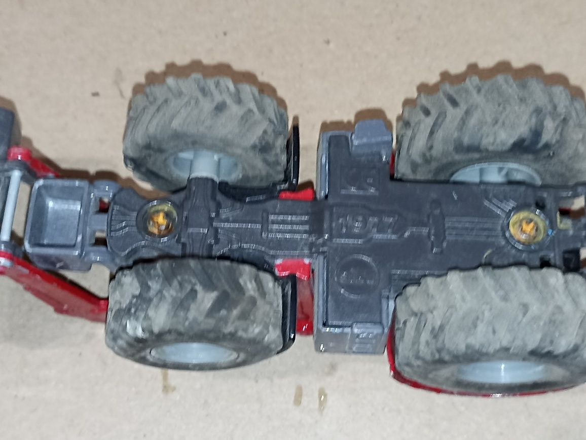 Model traktoru z lemieszem załadowczym massey ferguson siku 1977