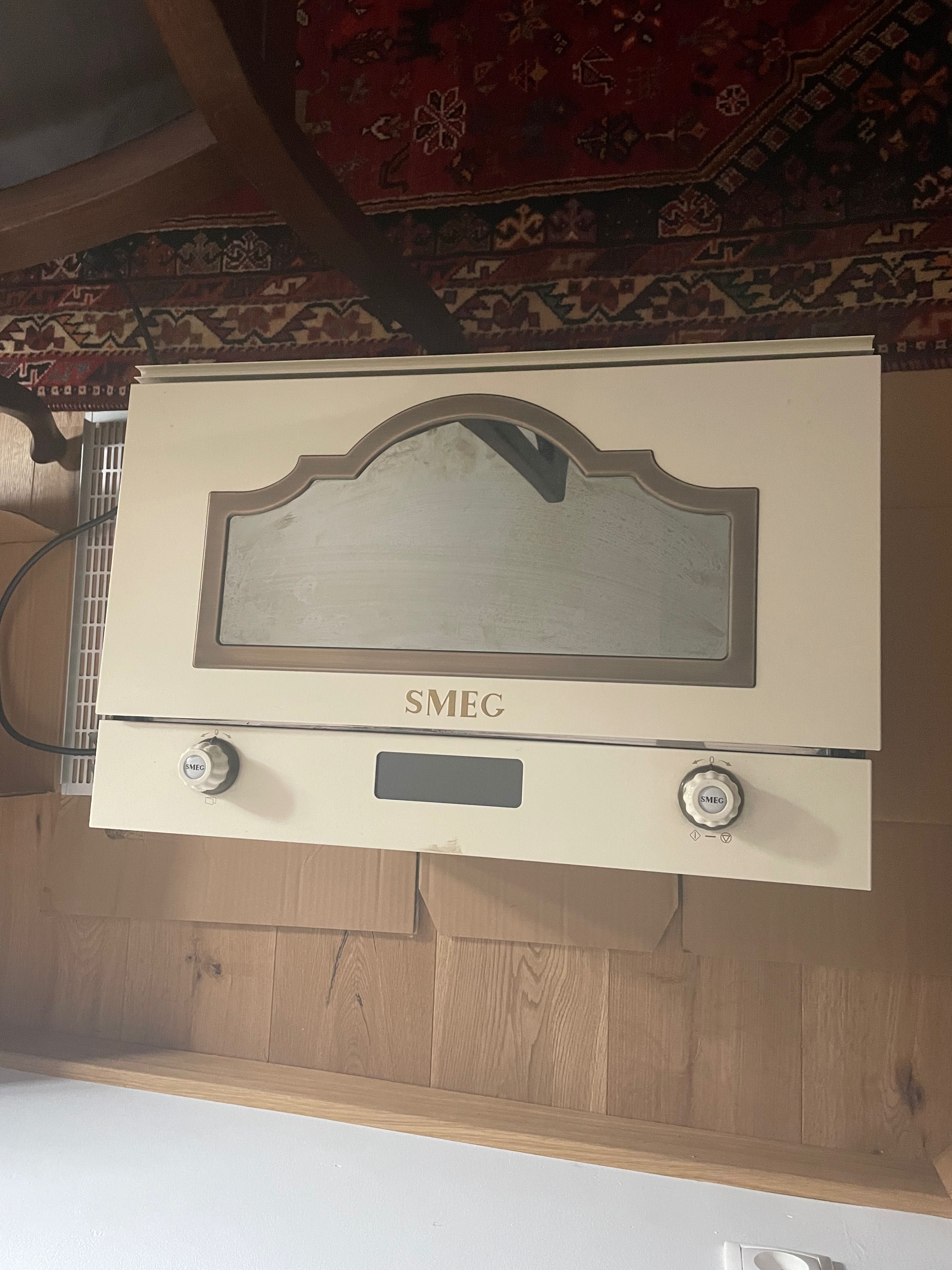 Kuchenka mikrofalowa Smeg