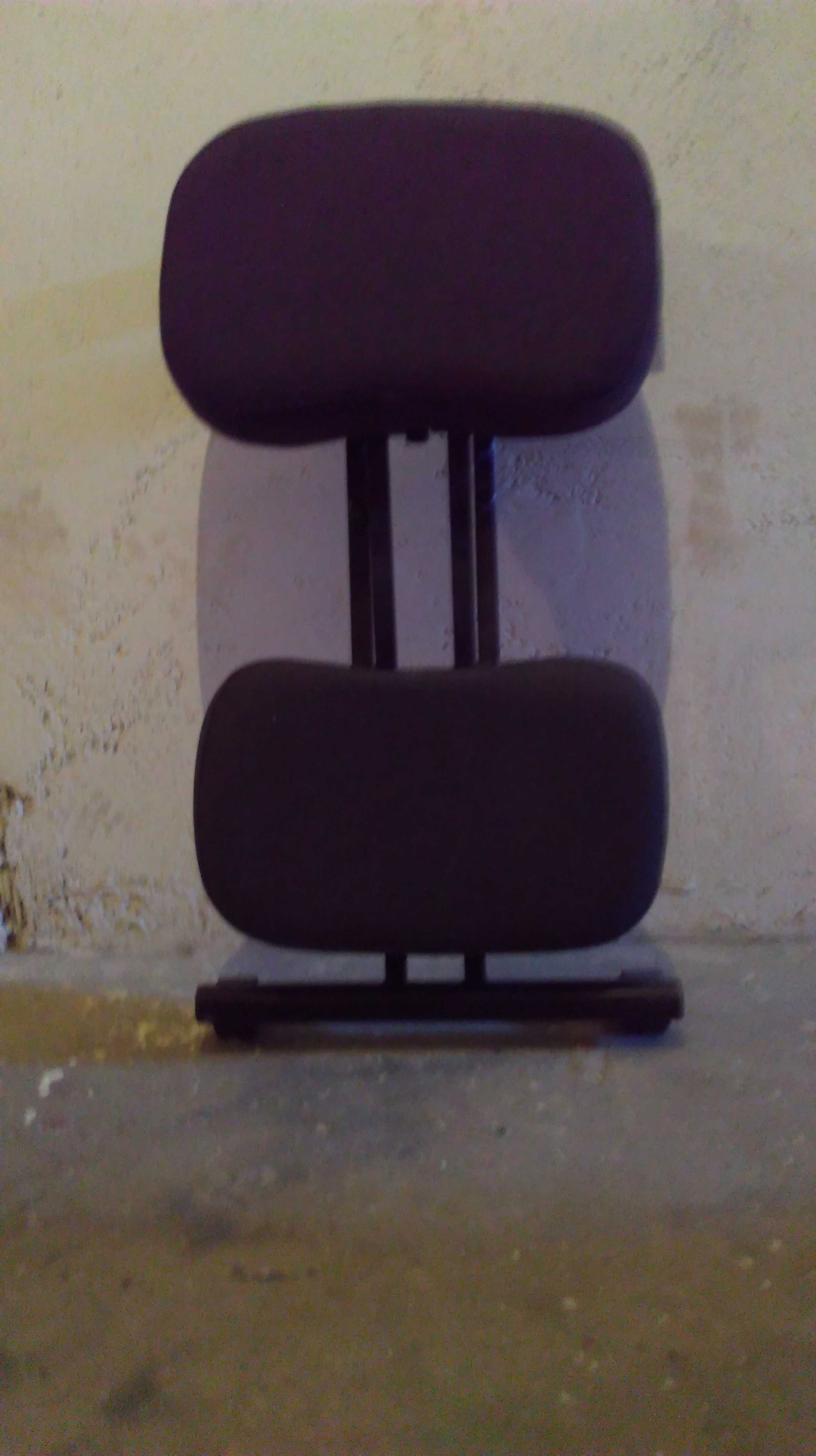 krzesełko tapicerowane na kółkach