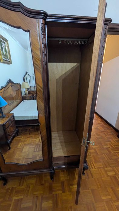 Roupeiro antigo em madeira com 3 portas e espelho central