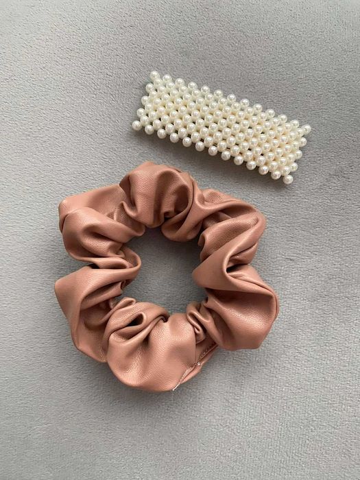 Шкіряна резинка для волосся коричнева та заколка перлинки коричневая