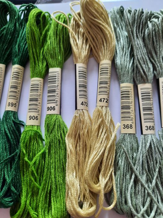 20 meadas de fio para bordados, ponto cruz e costura. 
Várias cores di
