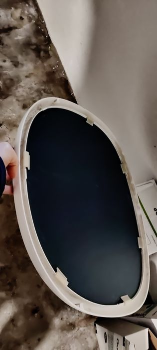 Lustro w plastikowej ramie