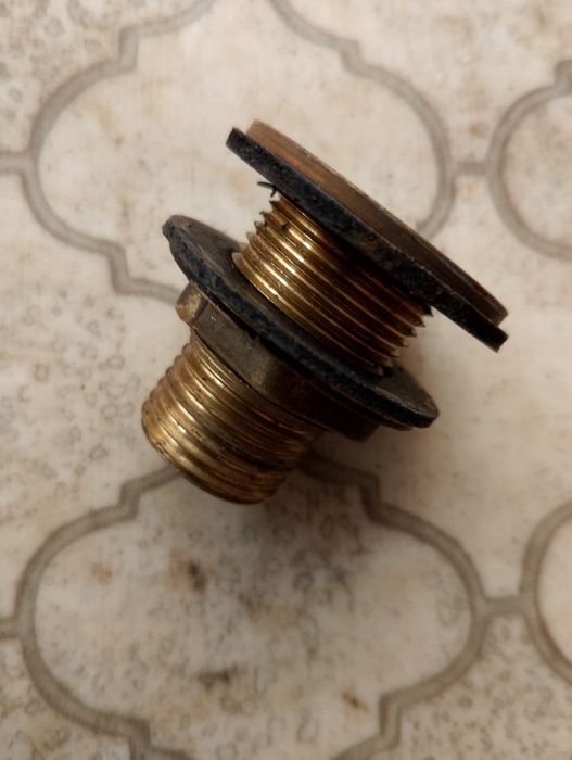 Штуцер для бочок під кран.