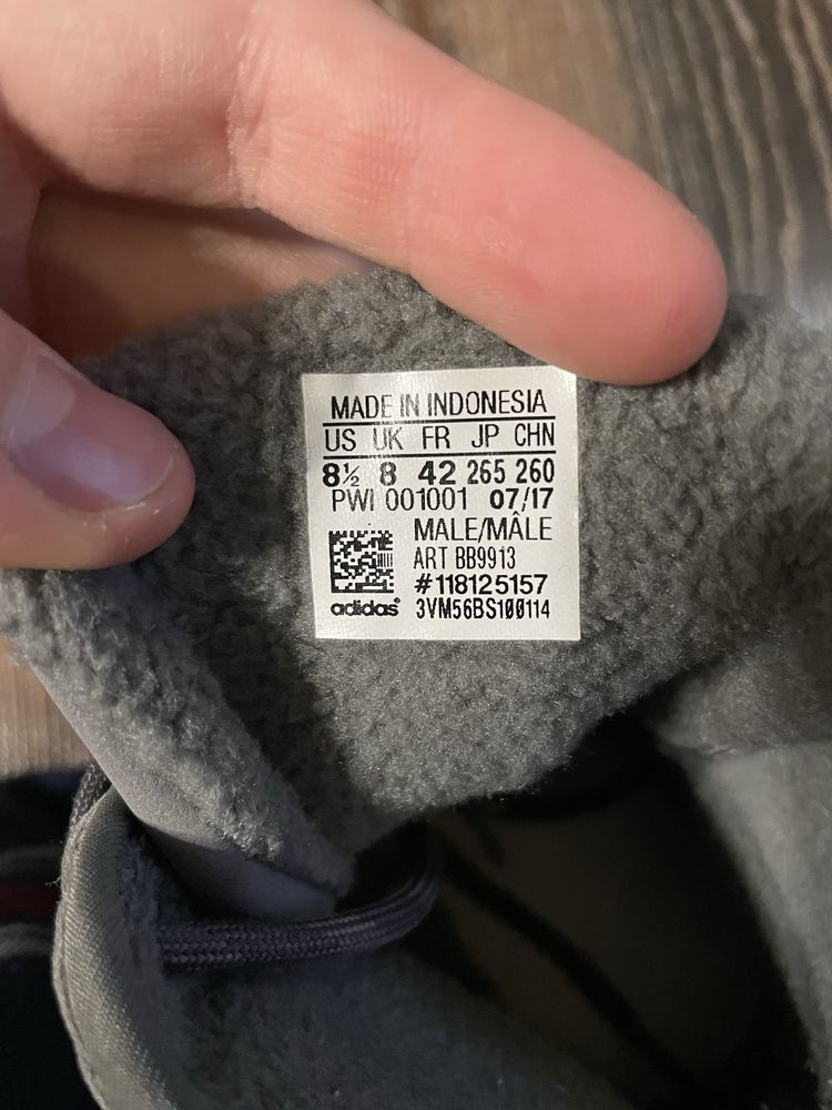 Кросівки Adidas.