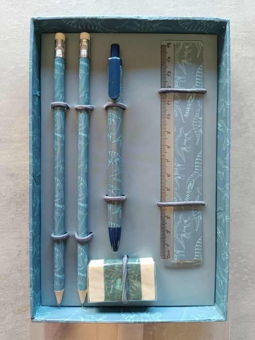 Set de papelaria com material escolar tema dinossauros.
Inclui caneta,