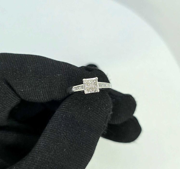 Кольцо с бриллиантами формы принцесса