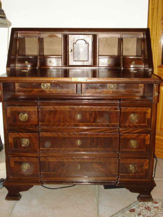 Escrivaninha de Nogueira e Raiz de Nogueira