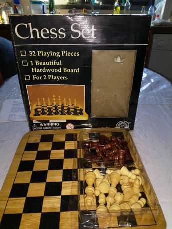 Jogo de tabuleiro xadrez em madeira